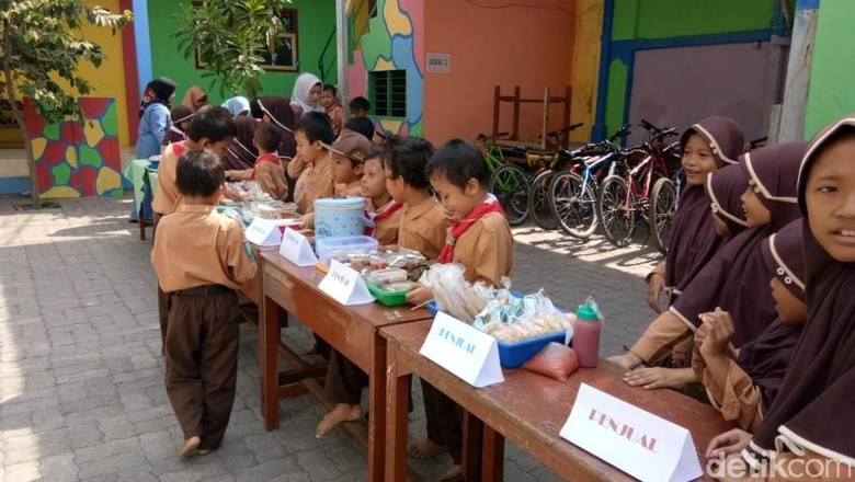 Begini Serunya Siswa Kelas 2 SD di Pasuruan Latihan Wirausaha Begini Serunya Siswa Kelas 2 SD di Pasuruan Latihan Wirausaha