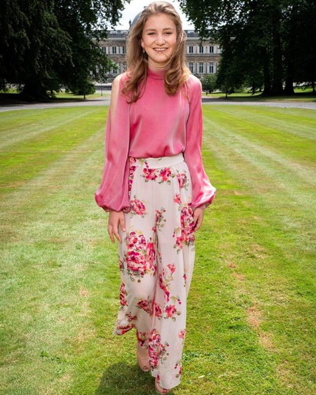 Kerajaan Belgia baru saja merilis foto resmi untuk merayakan ulang tahun Putri Elisabeth ke-17. Dalam fotonya, sang putri cantik dengan blouse pink dan celana palazzo bermotif floral sebagai padanannya. Foto: Belgian Royal Palace