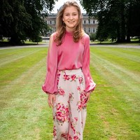 Kerajaan Belgia baru saja merilis foto resmi untuk merayakan ulang tahun Putri Elisabeth ke-17. Dalam fotonya, sang putri cantik dengan blouse pink dan celana palazzo bermotif floral sebagai padanannya. Foto: Belgian Royal Palace