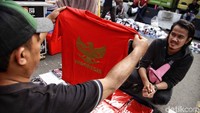 Suasana jual beli kaos bertemakan Indonesia di kawasan CFD, Jakarta, Minggu (28/10/2018).
