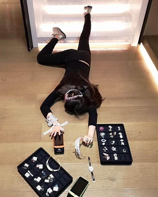 Belakangan falling stars challenge juga mulai merambah ke China dan negara-negara Asia lainnya. Orang-orang kaya Asia pun tak mau kalah dalam memamerkan kekayaan. Foto: Instagram @cherie_lubee  