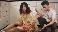 Kalau tadi sama Justin, kini giliran foto mantan kekasihnya, Selena yang diedit. Dasar pembantu gk becus..., tulis pria asal Batam itu. Foto: Instagram srdesignart
