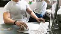 Begini nih Syahril kalau marahin Deddy Corbuzier. Kerja tuh yg benar,, fitnesss teroooss yg dipikirin, tulisnya dengan pose tunjukkan sakti sambil membawa secangkir teh. Foto: Instagram srdesignart