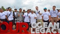 Acara ini merupakan gerakan aksi bersih yang serentak di seluruh pantai dan laut di Indonesia sebagai akhir dari pre event Our Ocean Conference (OOC). Istimewa/Instagram.