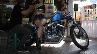 Tak hanya mobil dan motor disini juga ada custom cat, seperti model ini yang sedang di tato.