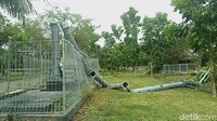 Terihat tiang listrik ikut tumbang. Sedangkan di sisi kanan belakang, venue panjat tebing dan tenis pun atapnya ikut terbang. (Foto: Raja-detikcom)