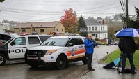 Tindakan Robert Bowers seakan mewakili kelakukan paling terburuk untuk kemanusiaan. Kami mendedikasikan seluruh sumber daya kantor kami untuk penyelidikan dan penuntutan ini,” kata pengacara AS untuk Pennsylvania Barat, Scott Brady, kepada wartawan. (Foto: Dok. REUTERS/John Altdorfer)