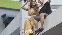 Ia tak hanya mengedit foto seleb Hollywood saja. Seleb tanah air juga, lho! Kali ini giliran si cantik Cinta Laura. Ia terlihat berpose bareng Syahril yang sedang minum iced coffee. Foto: Instagram srdesignart