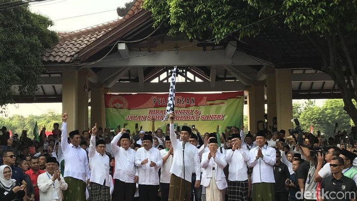 Jokowi-Maruf Hadiri Kirab dan Jalan Sehat Bareng Santri di Sidoarjo
