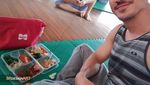 Kocak! Pria Ini Edit Foto Seleb Seolah Makan Bareng Dirinya