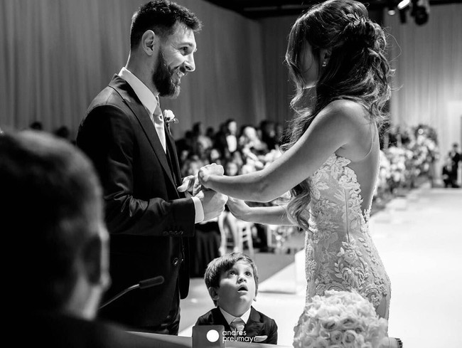 Pesta pernikahan Antonella dan Messi tentu saja menjadi atensi dunia. Dalam pernikahannya itu, Antonella mengenakan gaun pengantin putih dengan detail lace cantik rancangan desainer Rosa Clara. Kavarnya gaun tersebut diterbangkan khusus dengan pesawat jet pribadi dari Spanyol ke Argentina. Foto: Dok. Instagram