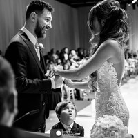 Pesta pernikahan Antonella dan Messi tentu saja menjadi atensi dunia. Dalam pernikahannya itu, Antonella mengenakan gaun pengantin putih dengan detail lace cantik rancangan desainer Rosa Clara. Kavarnya gaun tersebut diterbangkan khusus dengan pesawat jet pribadi dari Spanyol ke Argentina. Foto: Dok. Instagram