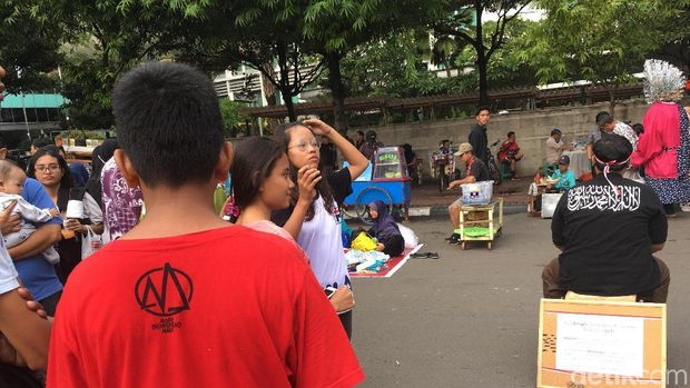 Rahmat berkaus hitam dan bertulis kalimat Tauhid. 