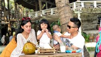 Nah yang ini keluarganya komplit, ada istrinya juga di sana. Es kelapa dan minuman dingin jadi teman santai keluarga ini. Foto: Instagram @rizka_triansyah_leihitu