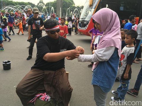 Berkaus Kalimat Tauhid, Pria Ini Jadi Perhatian di CFD Bunderan HI