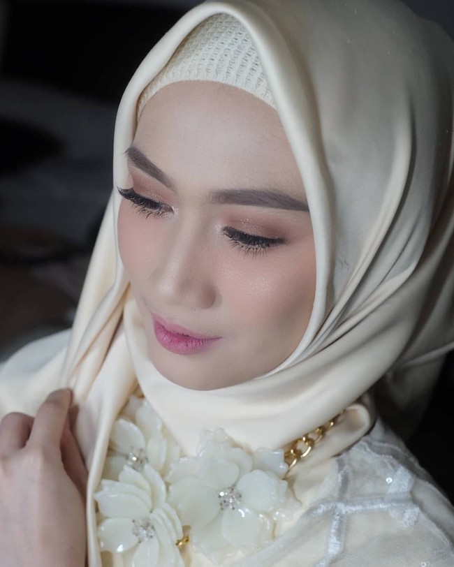 Mantan kapten JKT 48 ini juga terlihat sering memakai ciput rajut yang sedang hits di kalangan hijabers. Ciput yang juga disebut ‘ciput anti pusing’ ini juga jadi andalan arti berhijab lain seperti Poppy Bunga. Foto: Instagram