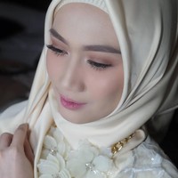 Mantan kapten JKT 48 ini juga terlihat sering memakai ciput rajut yang sedang hits di kalangan hijabers. Ciput yang juga disebut ‘ciput anti pusing’ ini juga jadi andalan arti berhijab lain seperti Poppy Bunga. Foto: Instagram