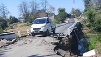Jalanan retak menyebabkan akses ke lokasi terdampak sulit dijangkau (Foto: Dok. Tim Penerangan Kogasgabpad)