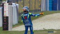 Alex Rins harus memarkirkan motornya di pinggir lintasan. Untuk kembali ke paddock, Rins meminta tumpangan kepada siapa pun yang lewat. Foto: Twitter Alma Pramac Racing MotoGP