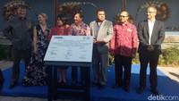 Foto: Selain peresmian instalasi ini,  ada juga penandatanganan plakat sebagai penanda perayaan tahun terumbu karang internasional 2018 oleh tiga negara yaitu, Indonesia, Monako dan Australia. (Aditya Mardiastuti/detikTravel)