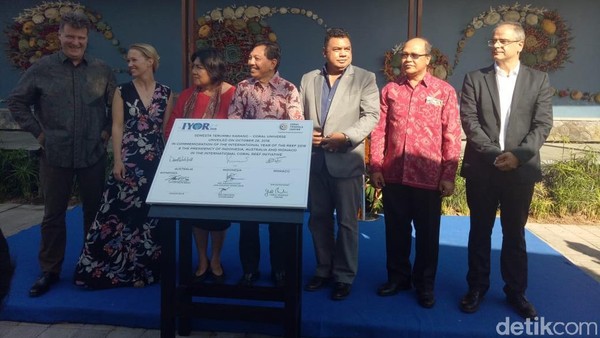 Foto: Selain peresmian instalasi ini, ada juga penandatanganan plakat sebagai penanda perayaan tahun terumbu karang internasional 2018 oleh tiga negara yaitu, Indonesia, Monako dan Australia. (Aditya Mardiastuti/detikTravel) Foto: Selain peresmian instalasi ini, ada juga penandatanganan plakat sebagai penanda perayaan tahun terumbu karang internasional 2018 oleh tiga negara yaitu, Indonesia, Monako dan Australia. (Aditya Mardiastuti/detikTravel)