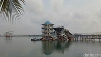 Venue yang rusak terparah telihat yakni venue dayung dan atletik. Untuk dayung sendiri atap tribun penonton hampir 80 persennya terbang terbawa angin serta hujan deras. Bahkan atap seng terbang lebih 50 meter dari titik awal.  (Foto: Raja-detikcom)