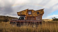 Truk ini merupakan milik pasangan Witzling dan Sara Underwood, mereka membuat hunian sederhana dari kayu bekas di atas truk. Istimewa/Inhabitat.