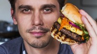 Lebih menarik mana nih? Wajah manis Antoni atau burger dengan saus keju di tangannya? Foto: Instagram antoni