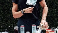 Bukan cuma makanan, Antoni juga jado meracik minuman nih. Kali ini ada air kelapa yang dicampur minuman karbonasi dan buah raspberry. Foto: Instagram antoni