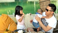 Bersama dua anaknya, Rizka tampak sedang liburan. Mereka menikmati sajian makanan di restoran berkonsep outdoor. Foto: Instagram @rizka_triansyah_leihitu