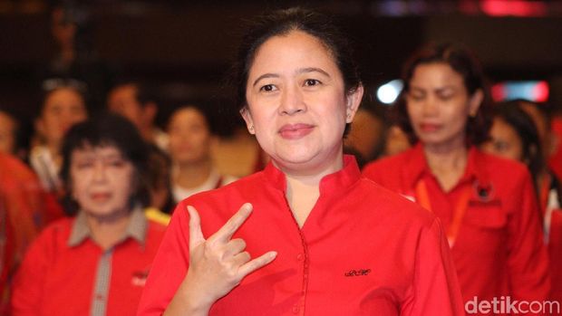 Menteri PMK Puan Maharani hadir dalam acara puncak Hari Sumpah Pemuda ke-90. Disana Puan terlihat memberikan salam metal.