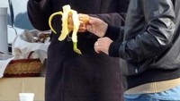 Sambil mengobrol dengan temannya, George terlihat asyik menyantap buah pisangnya. Nampaknya, George memang penggemar buah-buahan. Foto: Istimewa