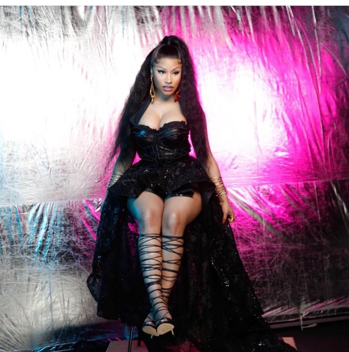 Nicki Minaj Nicki Minaj pakai gaun karya Diana Putri
