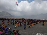 Begini Uniknya Apel Sumpah Pemuda Warga Suku Tenggar di Bromo