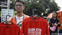 Pada pedagang memanfaatkan Hari Sumpah Pemuda yang jatuh hari ini untuk menjual kaos bertemakan Indonesia.