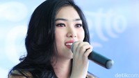 Isyana Sarasvati juga tampil percaya diri saat menjadi pembicara di atas panggung. Foto: Ismail/detikFoto