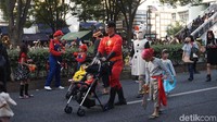 Orang tua ala Incridible pun tak malu memanfaatkan kekuatannya untuk mendorong stroller anaknya. 