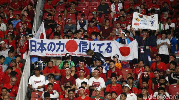 Penonton Jepang di Tengah Ribuan Suporter Merah Putih