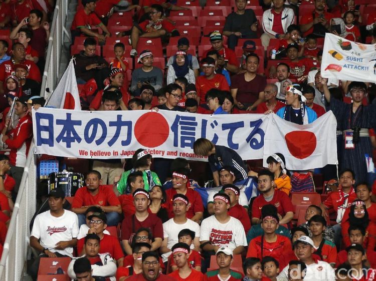 Penonton Jepang di Tengah Ribuan Suporter Merah Putih