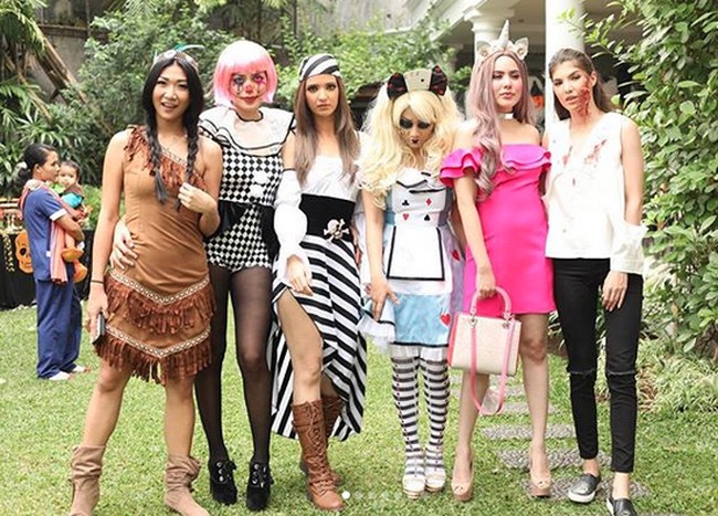 Pesta Halloween Girl Squad digelar di rumah Nia Ramadhani dan Ardhi Bakrie. Dalam pesta yang identik sebagai pesta kostum itu, Nia tampil sebagai bajak laut. Foto: dok instagram Nia Ramadhani