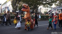Ada juga dinosaurus yang terbuat dari parasut seperti balon sehingga jika ada angin kencang bentuknya tak karuan.