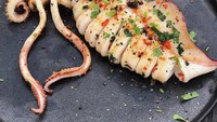 Cumi bakar yang ini sengaja tak diberi olesan saus. Cumi dibakar secara original dan baru dibumbui saat sudah matang. Taburan bumbunya ada lada hitam dan bubuk cabai. Foto : instagram thekingcrab