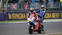 Kebetulan, pebalap tuan rumah, Miller lewat. Miller kemudian menawarkan tumpangan kepada Rins. Foto: Twitter Alma Pramac Racing MotoGP