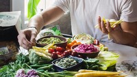 Ia dikenal dengan pola hidup sehat. Di depan Antoni terlihat cocolan sehat seperti hummus, pesto kenari dan guacamole. Foto: Instagram antoni