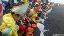 Berpakaian Adat, Ratusan Anak-anak Antusias Lepas Tukik Berpakaian Adat, Ratusan Anak-anak Antusias Lepas Tukik