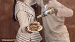 Kocak! Pria Ini Edit Foto Seleb Seolah Makan Bareng Dirinya