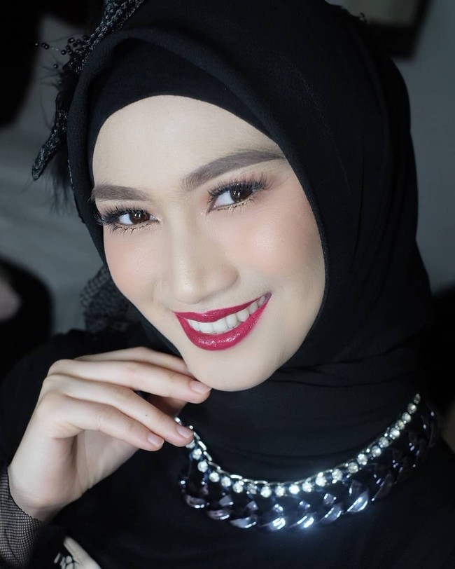 Melody Laksani yang populer disebut Melody eks JKT 48 memiliki penampilan baru. Tak lagi memakai dress ala personel JKT 48, kini tampil anggun berhijab. Foto: Instagram