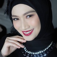 Melody Laksani yang populer disebut Melody eks JKT 48 memiliki penampilan baru. Tak lagi memakai dress ala personel JKT 48, kini tampil anggun berhijab. Foto: Instagram