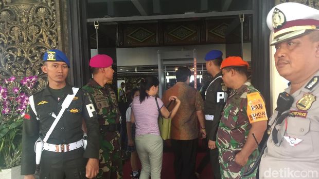 Crisis center dijaga ketat aparat