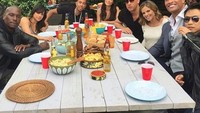 Ini bukti kalau semua pemain film The Fast and the Furious punya hubungan yang akrab seperti keluarga. Usai syuting, mereka makan siang bersama di lokasi syuting. Foto: Instagram @vindiesel